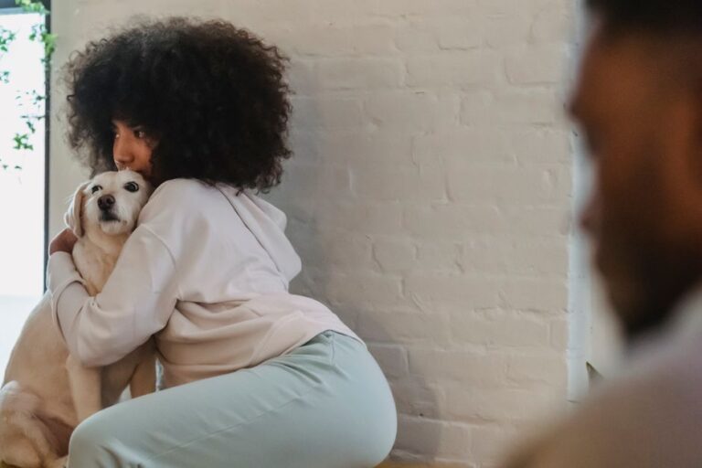 Como prevenir e lidar com a ansiedade de separação em cães: estratégias eficazes para o bem-estar emocional